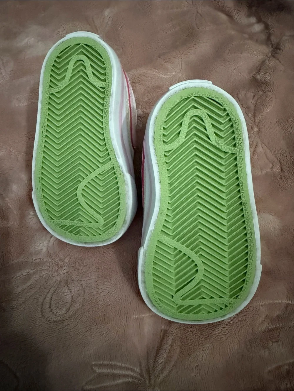 Nike Kids White and Pink Sneakers with Green Sole